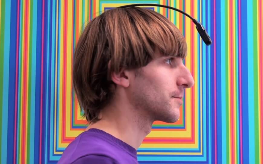 https://1712507217.rsc.cdn77.org/wp-content/uploads/2015/05/a-color-blind-artist-neil-harbisson-wears-an-antenna-that-allows-him-to-%E2%80%9Chear%E2%80%9D-color-through-vibrations-in-his-skull.jpg